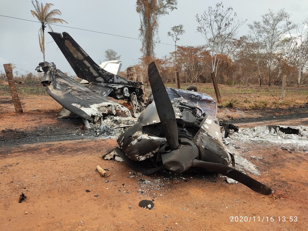 Avião boliviano bate em poste, explode e piloto morre na fronteira de MT