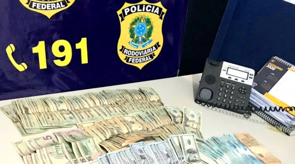 Motorista de caminhão é detido com 10 mil dólares escondidos na cabine do veículo em MT