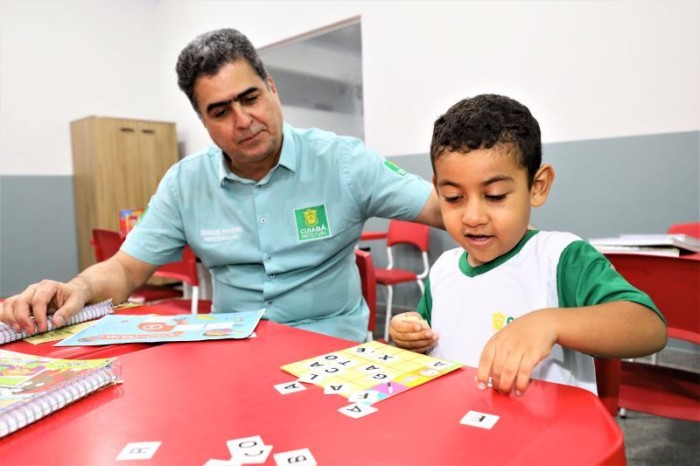 Gestão Emanuel Pinheiro entrega a moradores do Jardim Imperial escola totalmente reformada e reequipada