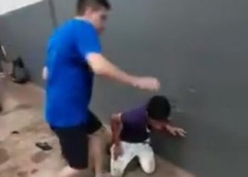 Polícia prende dois suspeitos por vídeo onde homem é espancado por dívida de R$ 500 em MT