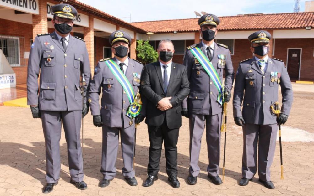 PM homenageia Silvio Fávero por ser o defensor das Escolas Militares em Mato Grosso