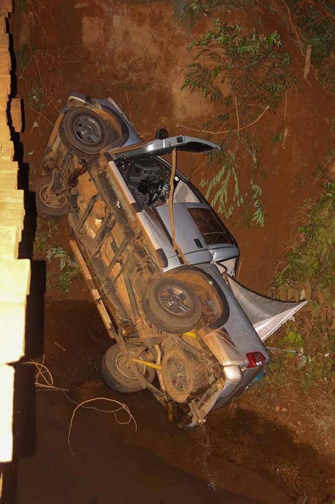 Caminhonete de família que viajava de GO para passar o final de ano em MT cai de ponte e duas mulheres morrem