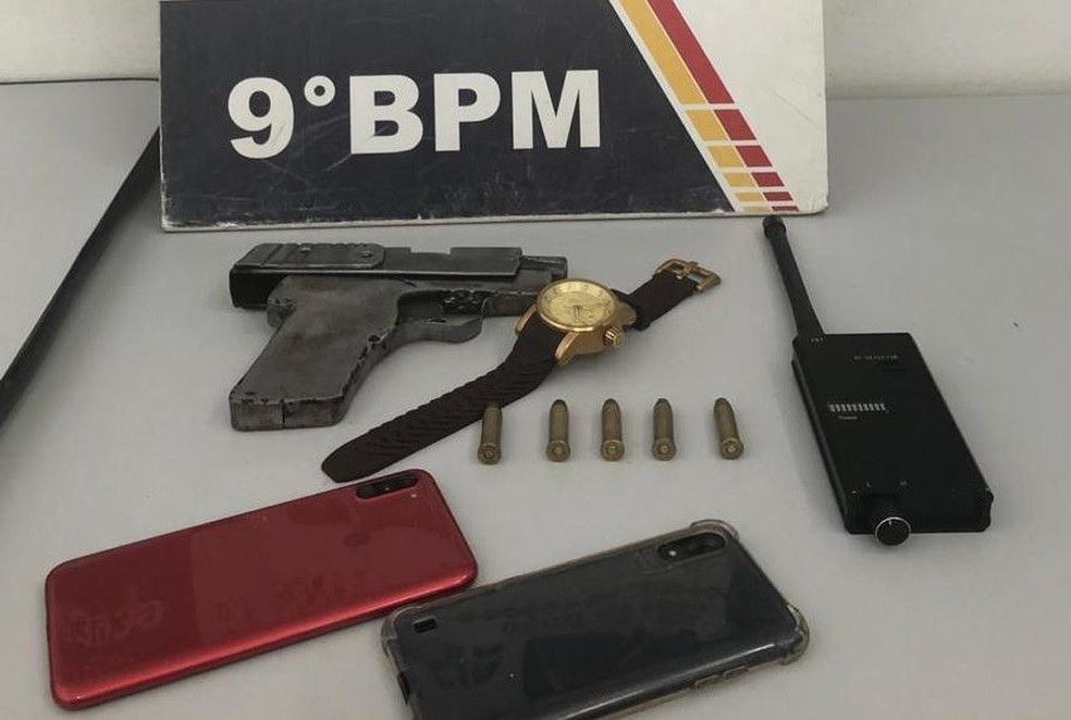 Passageira é detida em Cuiabá com celular roubado de motorista de app e pistola