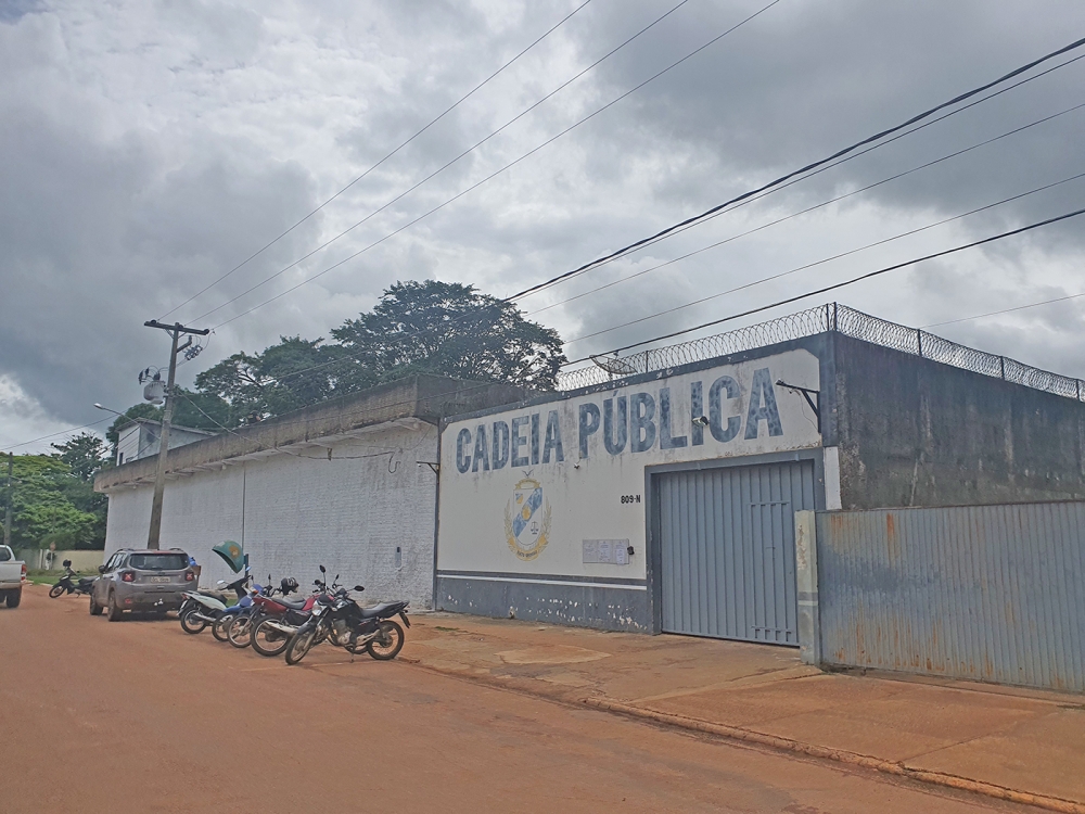 Homem que induzia mulher a tomar bebida alcoólica para manter relações sexuais com ela é preso pela polícia em MT