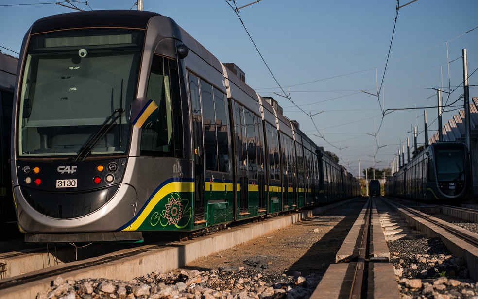 Governador de MT sanciona lei que autoriza mudança do VLT para BRT mas ainda aguarda aval do governo federal