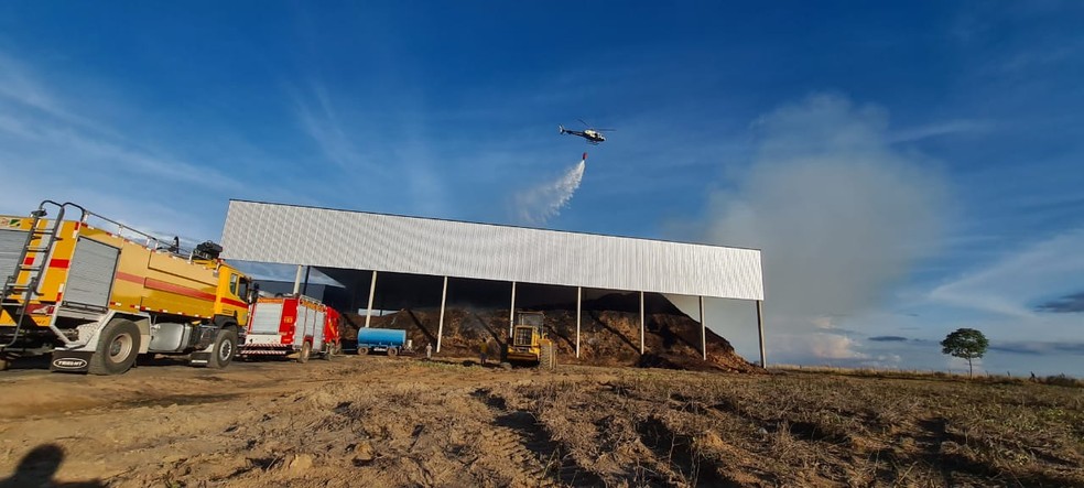Incêndio atinge destilaria em MT e bombeiros usam helicóptero para lançar água