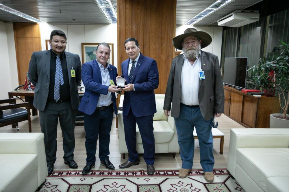 Silvio Fávero e Nelson Barbudo articula com vice-presidente avanços para o desenvolvimento sustentável e implantaçâo do Colégio Militar