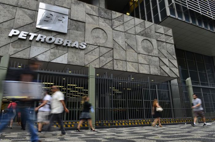 Bolsonaro diz que troca na Petrobras é natural e prega previsibilidade