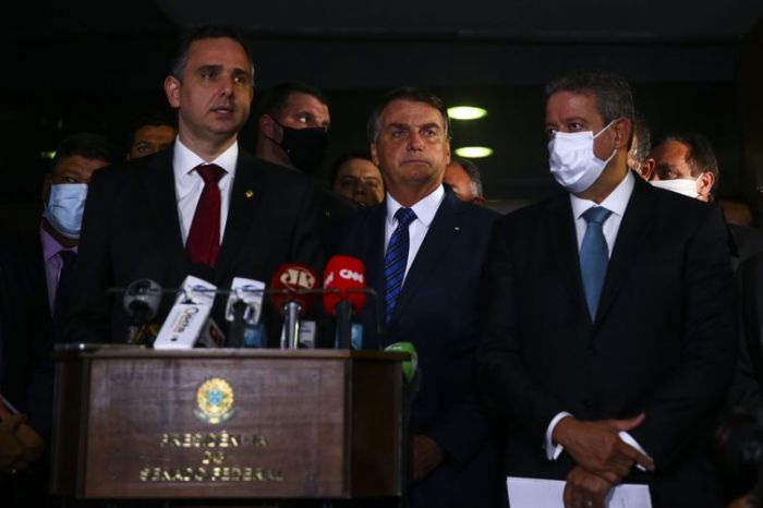 Bolsonaro entrega medida provisória para privatização da Eletrobras 