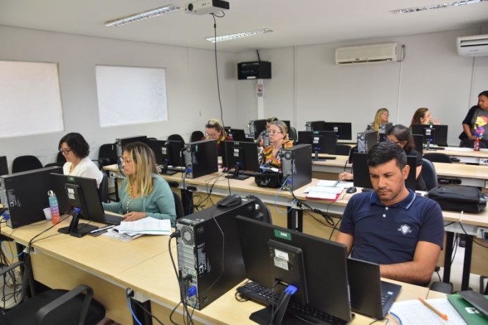Técnicos de nível médio da Secretaria Municipal de Educação iniciam curso de aperfeiçoamento profissional