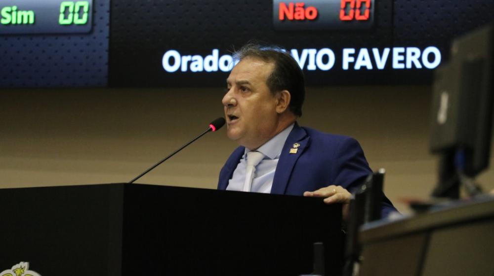 Fávero vota a favor do direito à aposentadoria especial aos professores