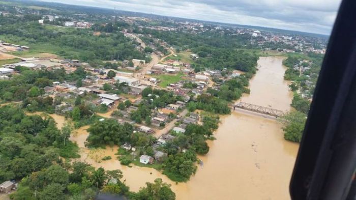 Bolsonaro sobrevoa cheias no Acre e anuncia medidas de socorro