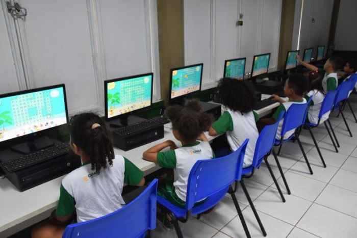 Programa beneficia estudantes de dez escolas municipais com atividades educativas no contraturno