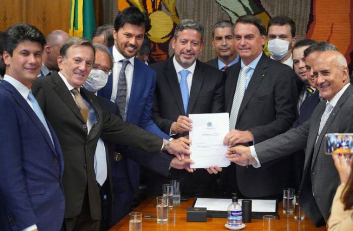 Bolsonaro entrega à Câmara PL que permite privatização dos Correios