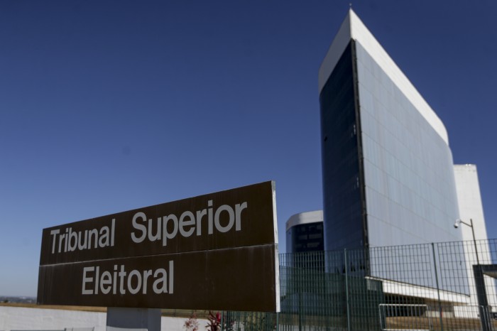 Corregedor do TSE vota contra pedido de Bolsonaro por ação contra Lula