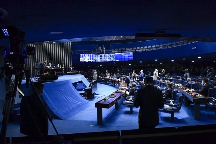 Em vitória da oposição, Senado adia discussão da PEC Emergencial