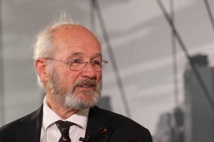 Pai de Assange segue em campanha no Brasil pela liberdade do ativista