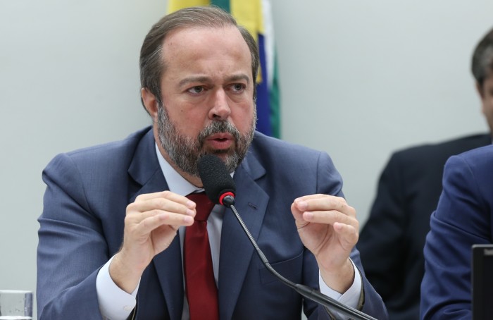 Ministro de Minas e Energia nega politização do apagão