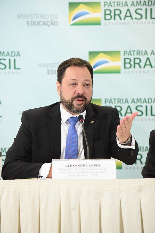 Governo exonera presidente de órgão que elabora o Enem 