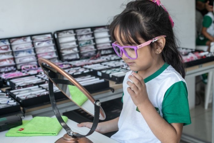 Gestão Emanuel Pinheiro: Estudantes de 20 escolas da rede pública Municipal vão receber óculos