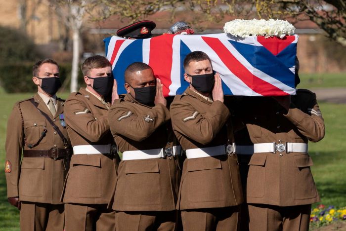 Herói britânico, Tom Moore recebe honras militares em seu funeral 