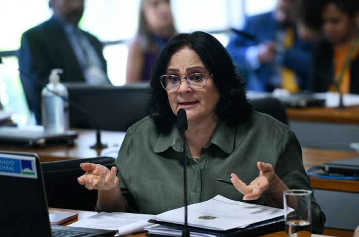 CAS aprova jornada de 6 horas diárias para intérpretes de Libras