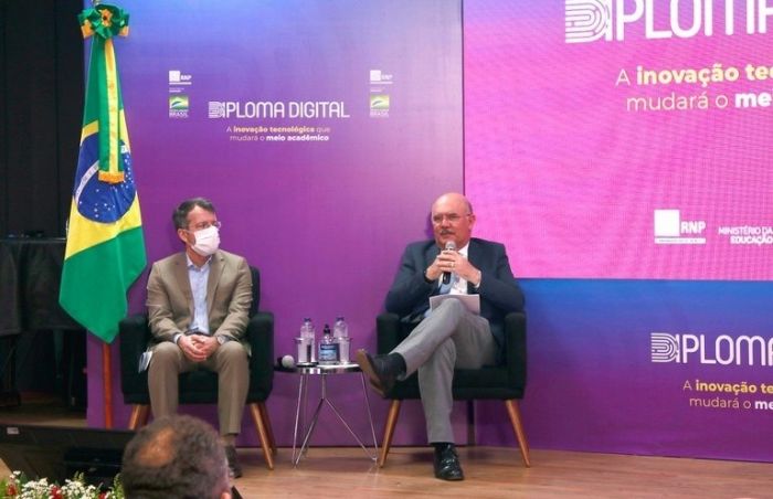 Federais têm até dezembro para adotar diploma digital