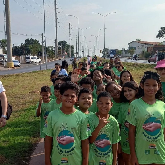 Estudantes da rede pública municipal de Educação participaram de plantio de mudas no Dia da Árvore