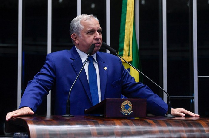 Izalci critica postura do governo com empresários e pede cautela com reforma