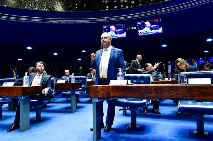 Oposição anuncia obstrução e votação sobre alimentação escolar é adiada