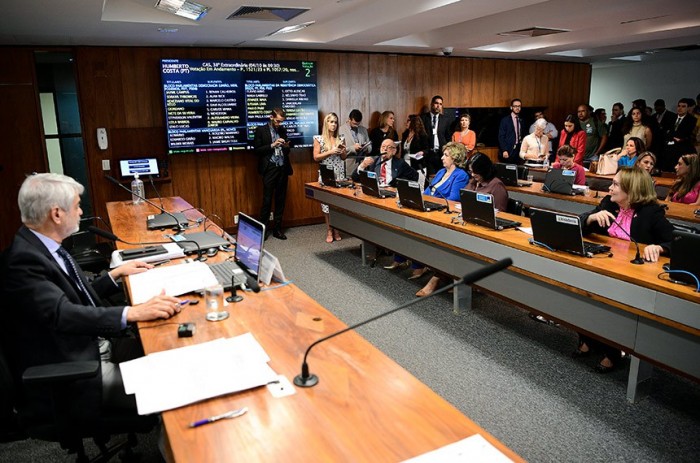 Normas para emissão de carteira profissional de radialista vão à Câmara