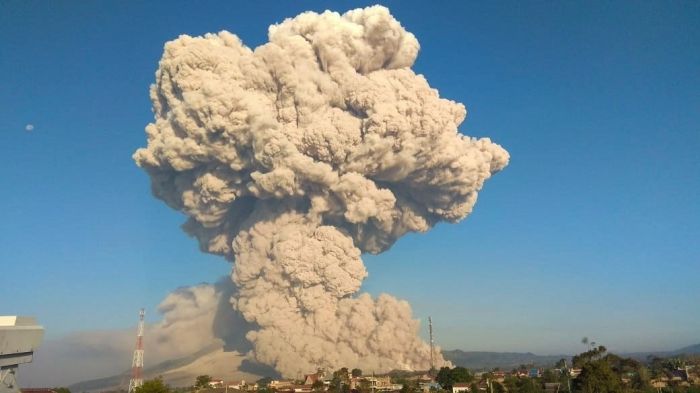 Cinzas do vulcão&nbsp;Sinabung chegam a 5.000 metros de altura na Indonésia