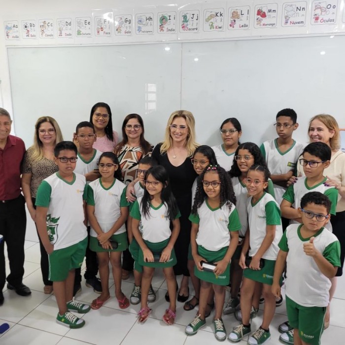 Primeira-dama Márcia Pinheiro entrega óculos a estudantes da EMEBC Profª. Hilda Caetano