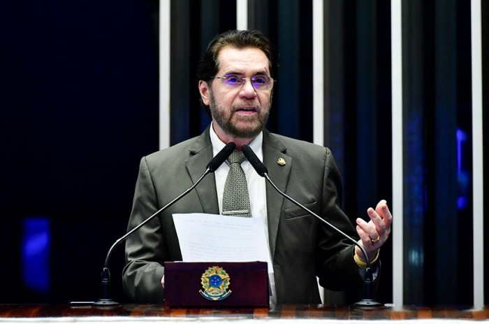 Plínio Valério pede asfaltamento de rodovias na Região Norte