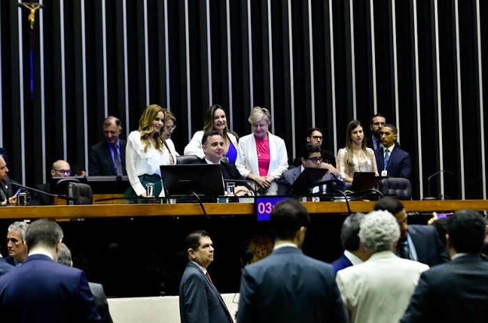 Congresso aprova R$ 15 bilhões para compensar perda de estados e municípios