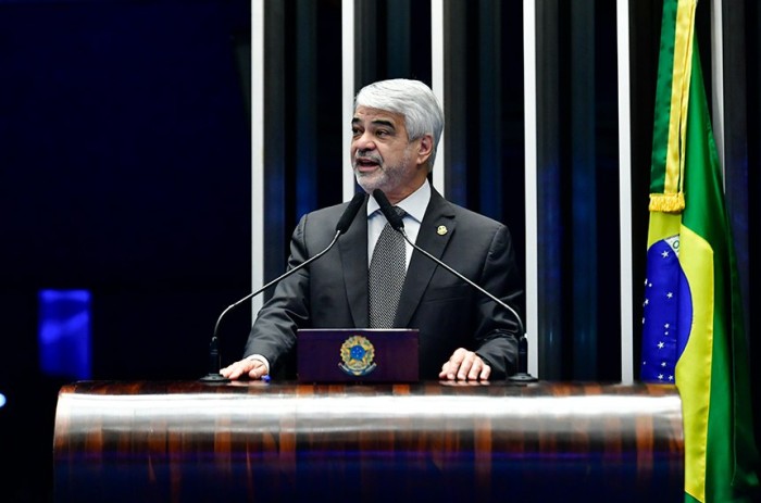 Humberto Costa comemora retirada de brasileiros da Faixa de Gaza