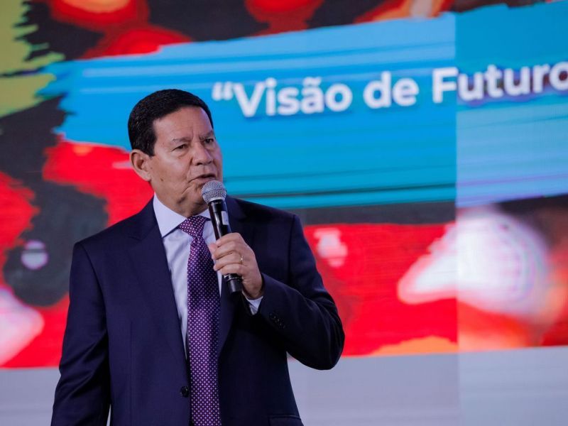 'Brasil acompanha ritmo de vacinação mundial', diz Mourão