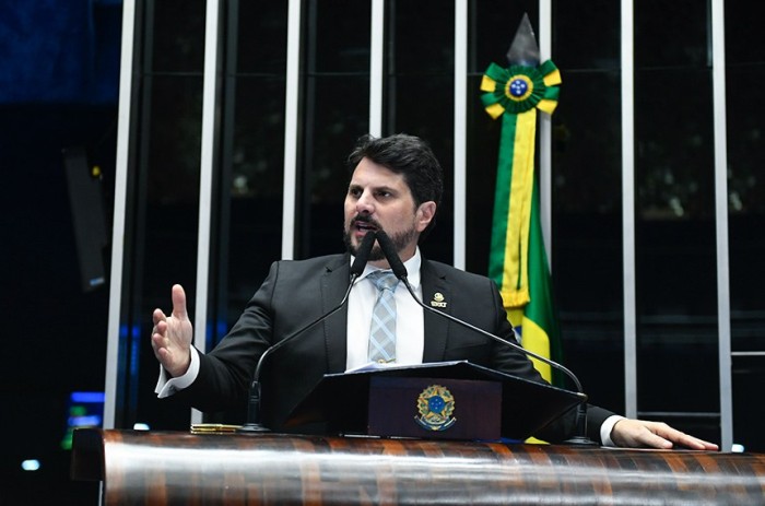Marcos do Val celebra aprovação da PEC que limita decisões monocráticas no STF