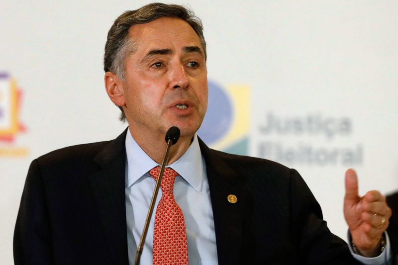 'Muitas mortes por covid eram evitáveis', diz Barroso em sessão do TSE 