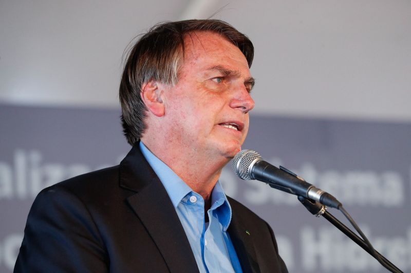 Um dia após recorde de mortes, Bolsonaro insiste em cloroquina