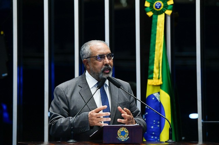 Paim pede atenção e auxílio para moradores em situação de rua