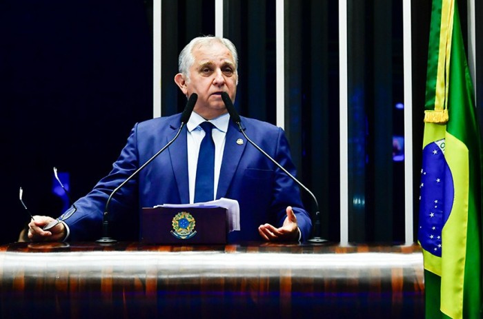 Izalci questiona proposta de incentivo à permanência de alunos no ensino médio