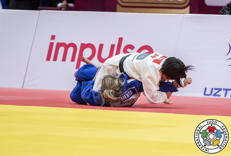 Brasileira fica perto do pódio na abertura do Grand Slam de Tashkent
