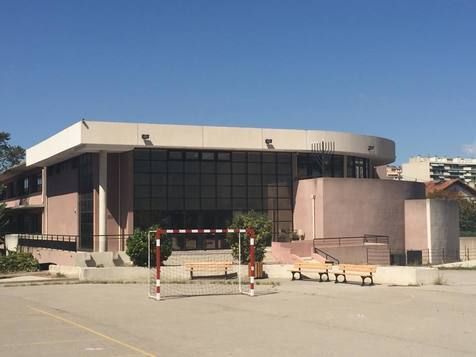 Homem tenta entrar com faca em escola judaica na França 