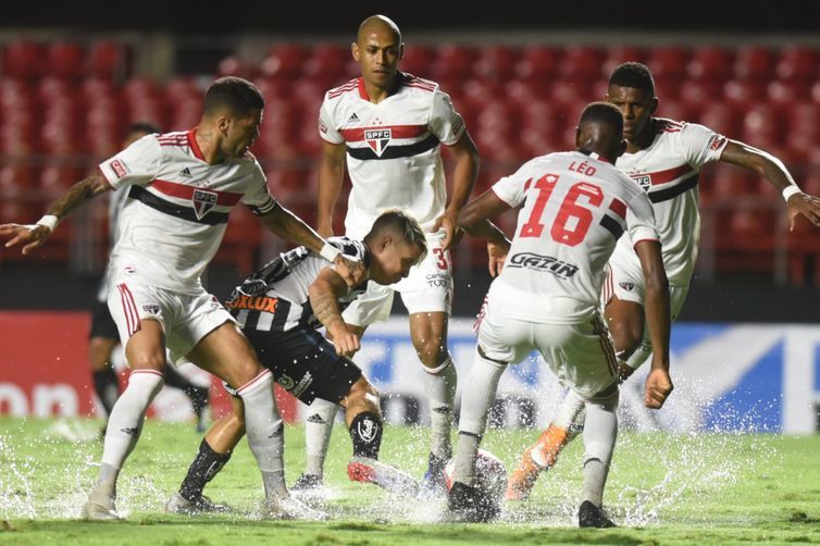 São Paulo desencanta no segundo tempo e atropela Santos no Paulista
