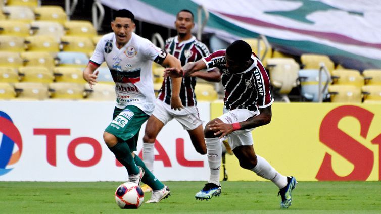 Portuguesa apronta contra outro grande e bate Fluminense no Carioca