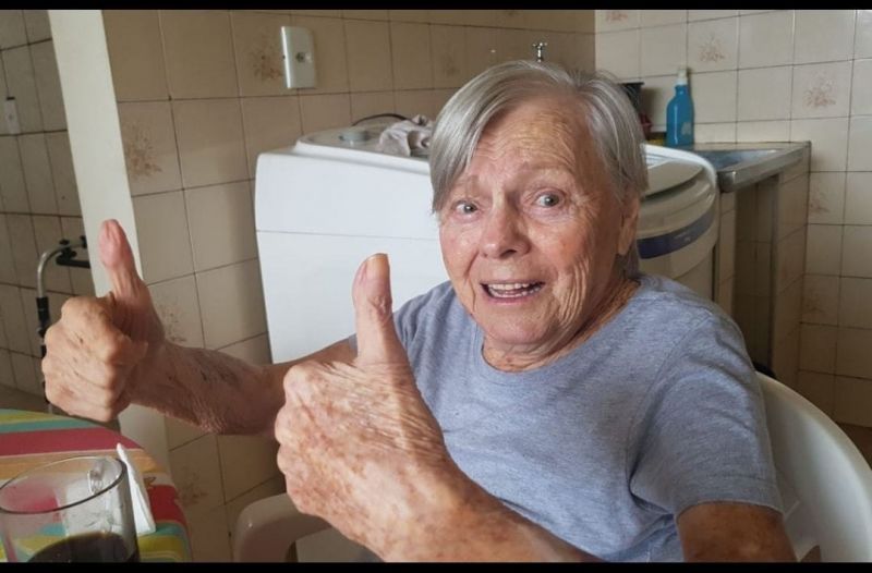 Mãe do presidente Bolsonaro toma a segunda dose da CoronaVac