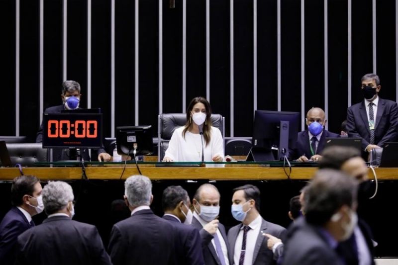 Câmara aprova texto-base de MP que amplia margem do consignado 