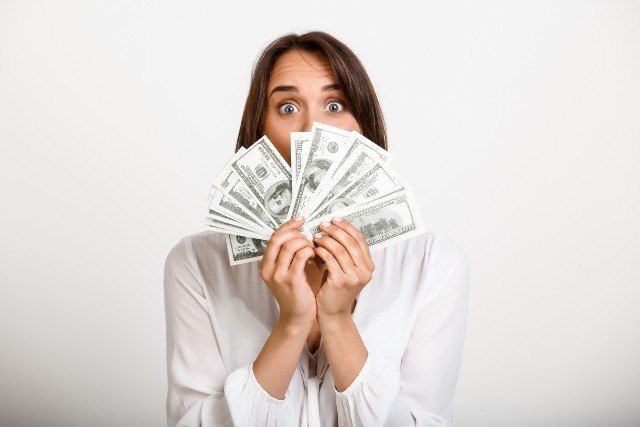 Pessoas com renda alta são mais confiantes e orgulhosas, diz estudo