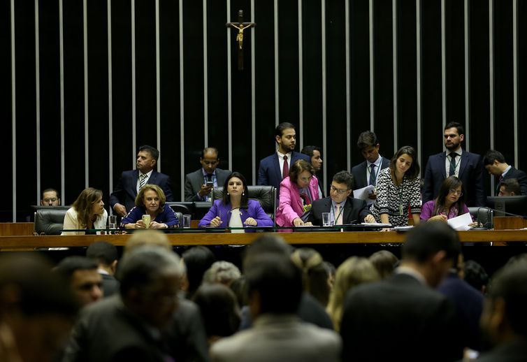 Com pouca representatividade política, mulheres ainda buscam direitos